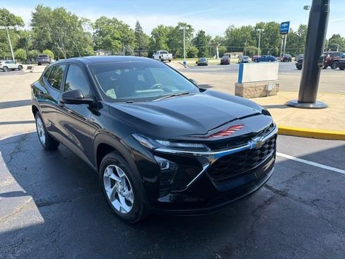 Certified 2024 Chevrolet Trax LS w/ LS Convenience Package FWD image 2