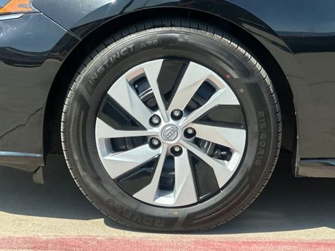 Used 2024 Nissan Altima 2.5 S FWD image 12