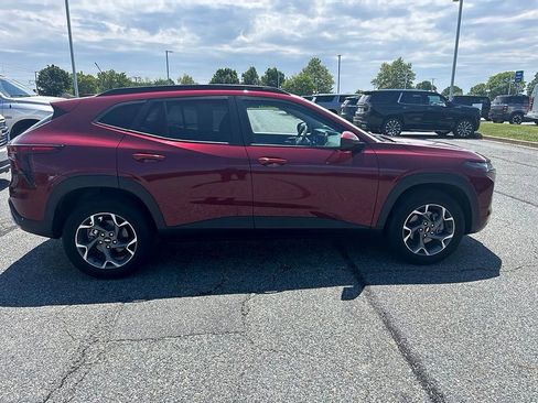 Used 2024 Chevrolet Trax LT w/ Sunroof Package FWD image 9