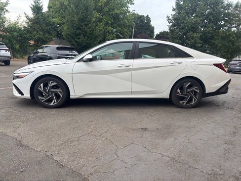 Certified 2024 Hyundai Elantra Limited FWD image 10