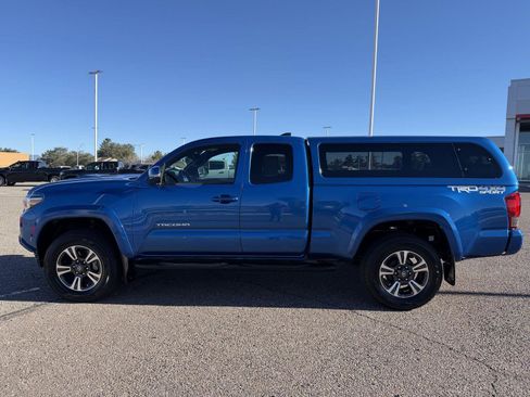 Used 2016 Toyota Tacoma TRD Sport image 3