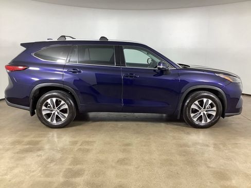 Used 2022 Toyota Highlander XLE AWD/4WD image 5