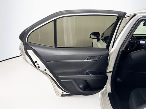 Used 2018 Toyota Camry SE image 25