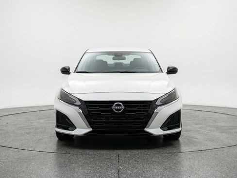 Used 2025 Nissan Altima 2.5 SV image 2