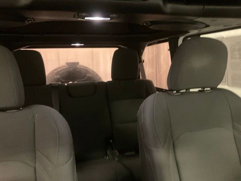 Used 2018 Jeep Wrangler Unlimited Sport S image 25