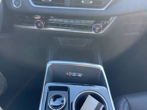 New 2026 Chevrolet Equinox LT w/ Convenience Package II image 32