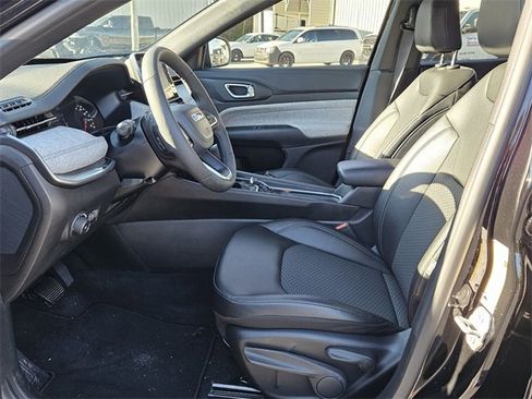 Used 2025 Jeep Compass Latitude image 10