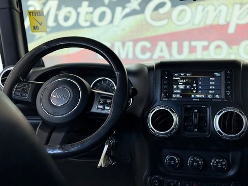 Used 2013 Jeep Wrangler Unlimited Rubicon w/ Connectivity Group AWD/4WD image 40