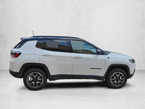 Used 2025 Jeep Compass Trailhawk AWD/4WD image 4