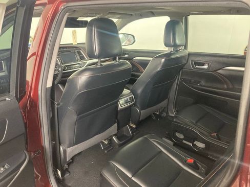 Used 2017 Toyota Highlander XLE image 12