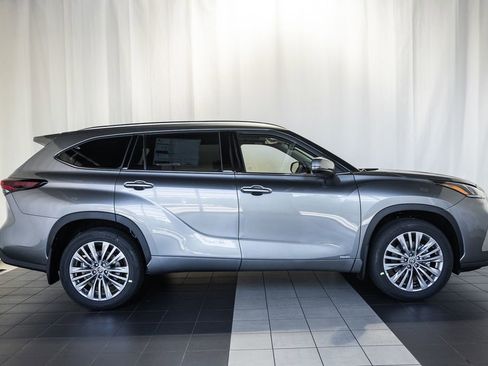 New 2026 Toyota Highlander Platinum AWD/4WD image 3