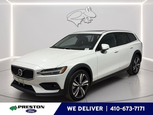 Used 2025 Volvo V60 B5 Cross Country Plus AWD/4WD image 1
