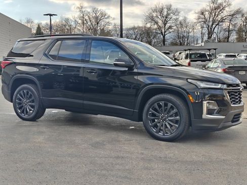 Used 2023 Chevrolet Traverse RS image 3