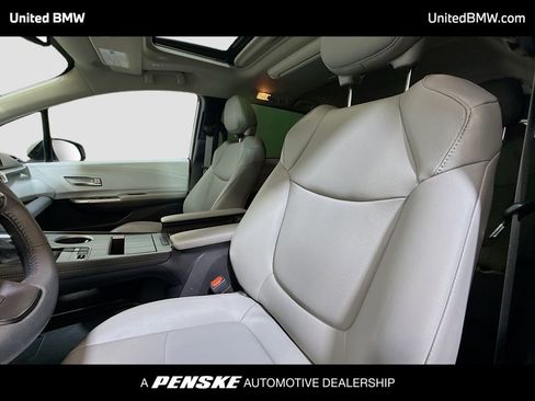 Used 2025 Toyota Sienna XLE w/ XLE Plus Package FWD image 5