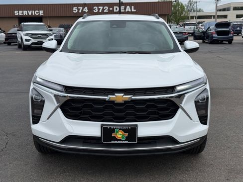 Used 2025 Chevrolet Trax LT w/ LT Convenience Package FWD image 3