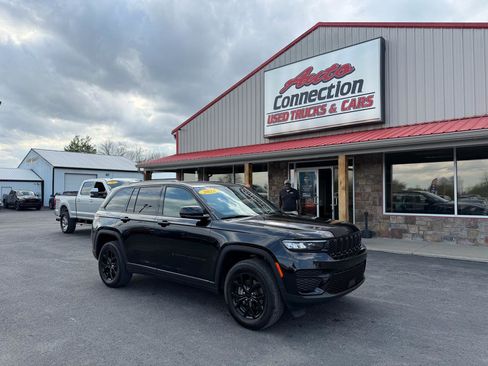 Used 2025 Jeep Grand Cherokee Altitude image 2