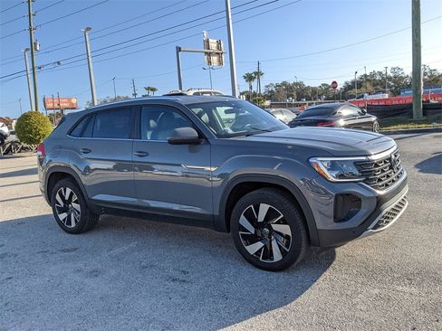 Certified 2025 Volkswagen Atlas Cross Sport SE image 6