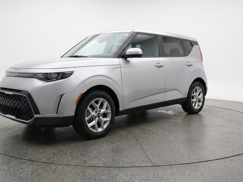 Used 2025 Kia Soul LX w/ LX Technology Package FWD image 3