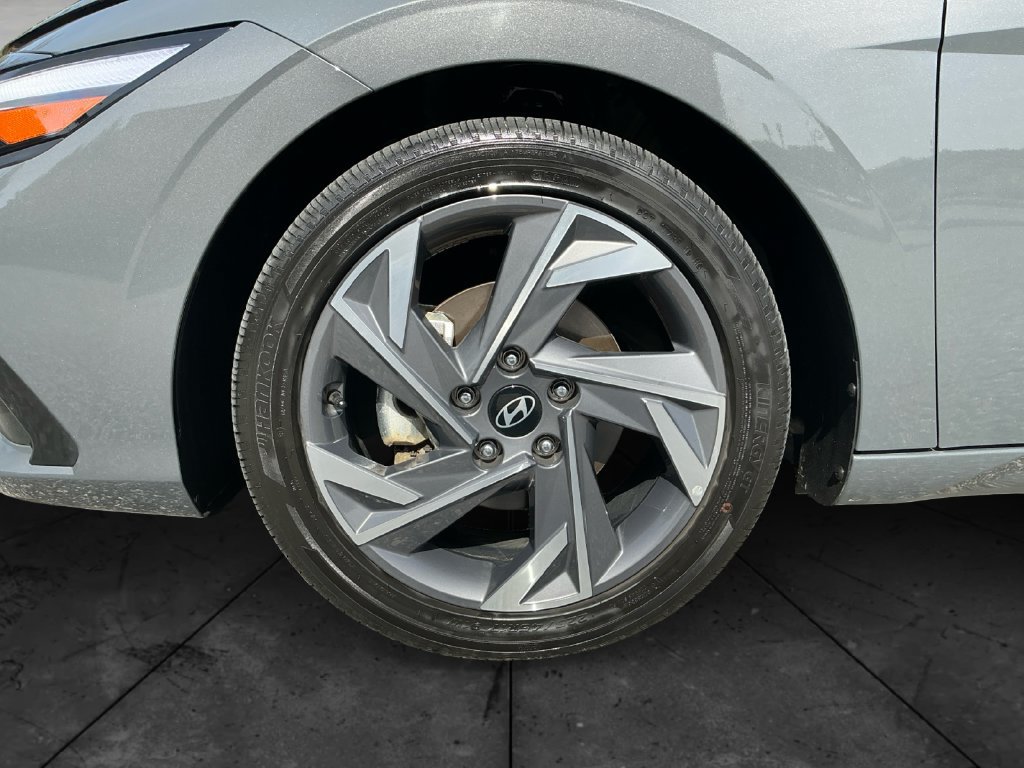 Used 2025 Hyundai Elantra Limited FWD image 15