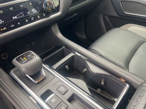 Used 2024 Nissan Pathfinder SL FWD image 28