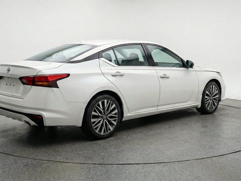 Used 2025 Nissan Altima 2.5 SV FWD image 9
