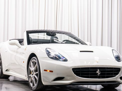 Used 2014 Ferrari California image 3
