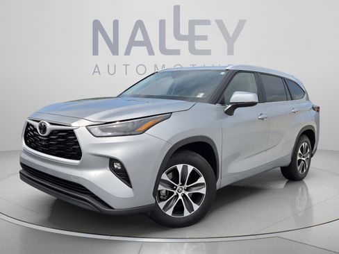 Used 2025 Toyota Highlander XLE FWD image 1