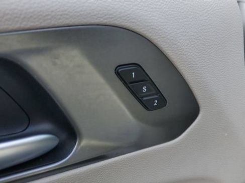 Used 2024 Chrysler Pacifica Touring-L FWD image 6