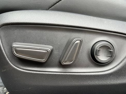 Used 2023 Toyota Venza XLE image 23