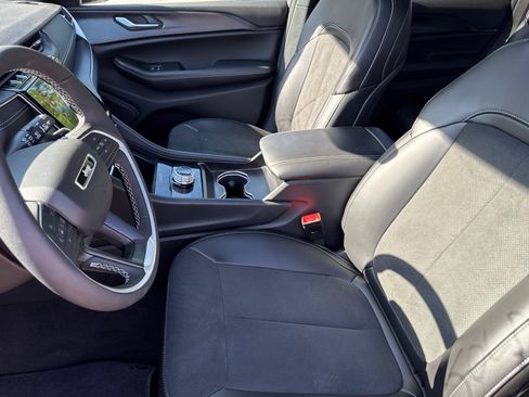 Used 2025 Jeep Grand Cherokee Altitude RWD image 9