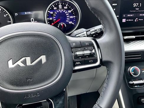 Used 2023 Kia Carnival LX image 24