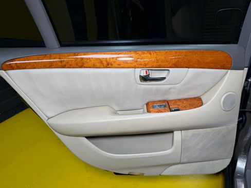 Used 2005 Lexus LS 430 RWD image 16