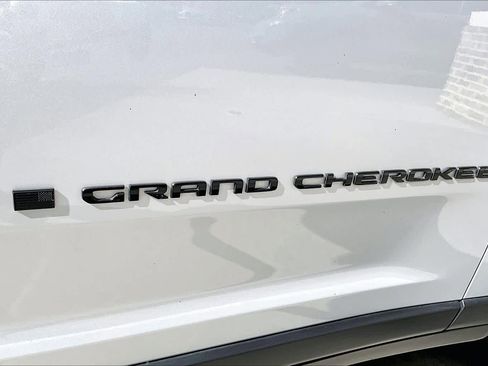 Used 2023 Jeep Grand Cherokee Altitude RWD image 10