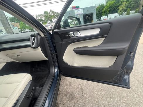 Used 2022 Volvo XC40 T5 Momentum w/ Premium Package AWD/4WD image 31