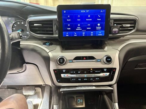 Used 2021 Ford Explorer XLT w/ Equipment Group 202A AWD/4WD image 4