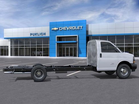 New 2025 Chevrolet Express 4500 w/ Power Convenience Package image 5