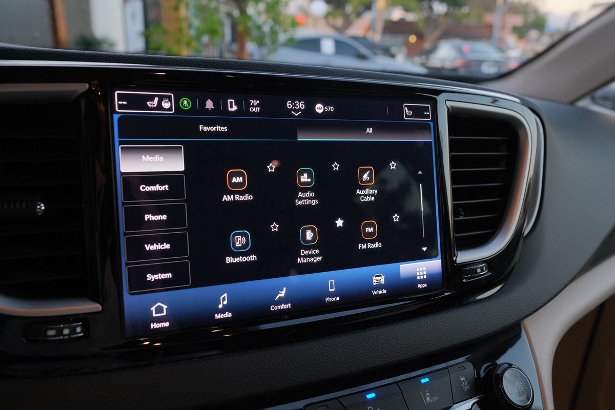 Used 2024 Chrysler Pacifica Touring-L FWD image 21