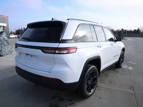 New 2025 Jeep Grand Cherokee Altitude image 21