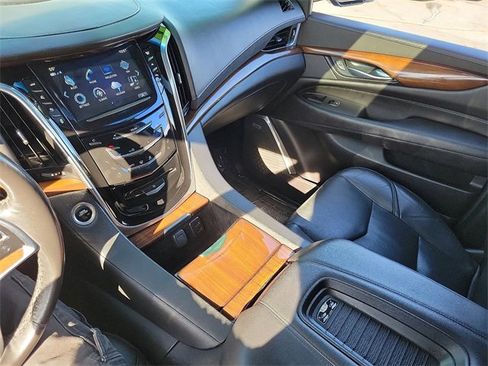 Used 2019 Cadillac Escalade ESV Luxury image 15