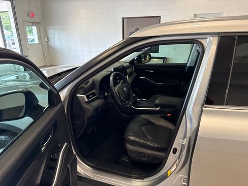 Used 2020 Toyota Highlander XLE FWD image 22