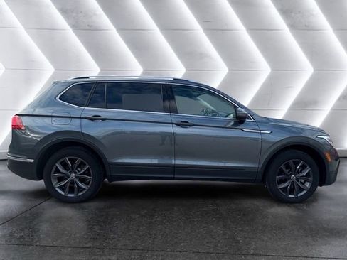 Used 2023 Volkswagen Tiguan SE w/ Panoramic Sunroof Package FWD image 5