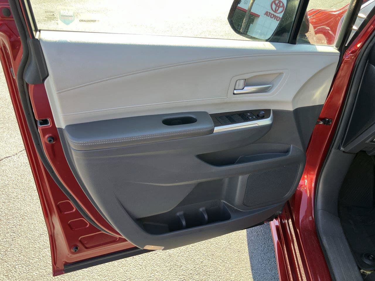 Used 2023 Toyota Sienna XLE FWD image 14