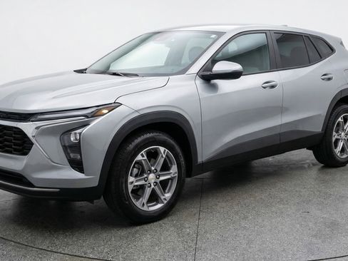 Used 2025 Chevrolet Blazer LT FWD image 3
