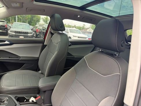 Used 2024 Volkswagen Taos SE w/ Panoramic Sunroof Package FWD image 19