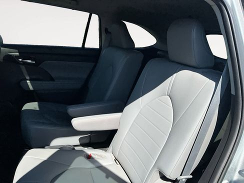 Used 2021 Toyota Highlander XLE image 15