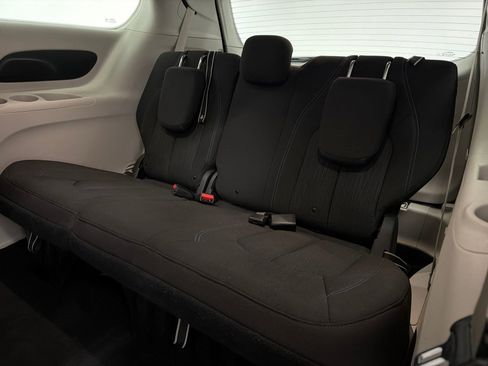 Used 2021 Chrysler Pacifica Touring w/ Uconnect Theater Family Group image 15