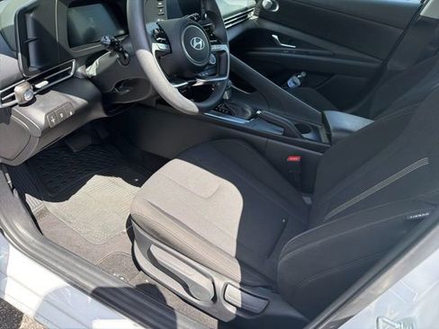 Used 2024 Hyundai Elantra SE image 6