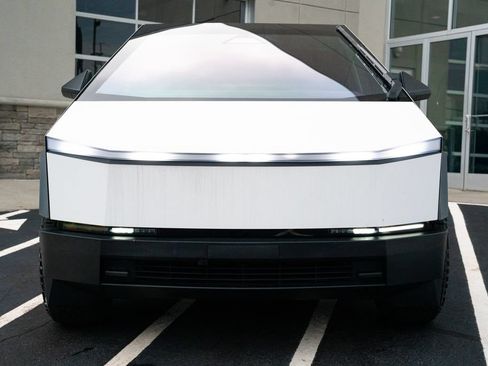 Used 2024 Tesla Cybertruck AWD Crew Cab image 4