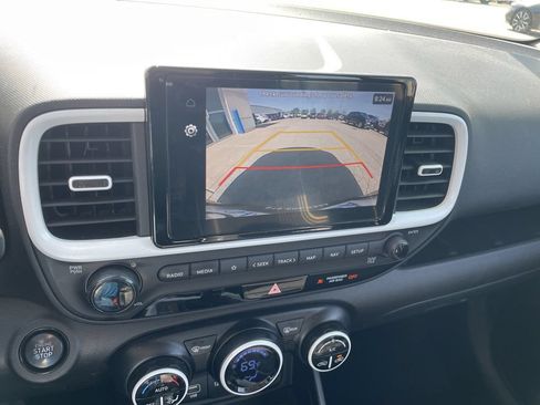 Used 2024 Hyundai Venue Limited FWD image 19