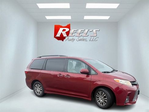 Used 2018 Toyota Sienna XLE image 4